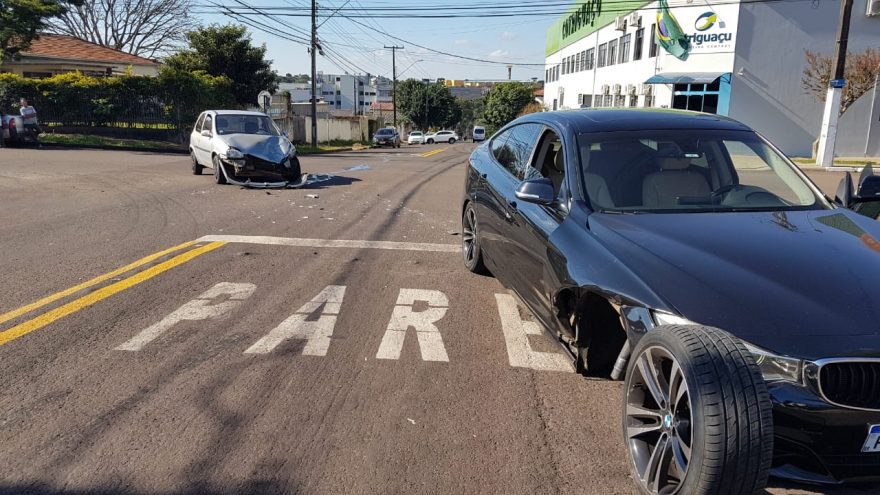 BMW perde uma roda e Corsa fica destruído após acidente no Centro