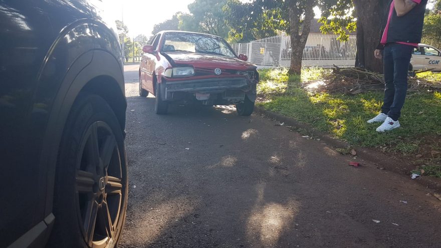 Gol e Honda HRV se envolvem em acidente no Bairro Guarujá