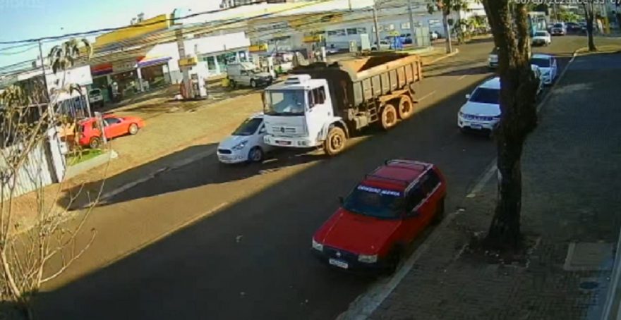 Motorista pede ajuda para localizar condutor de caminhão que se envolveu em acidente