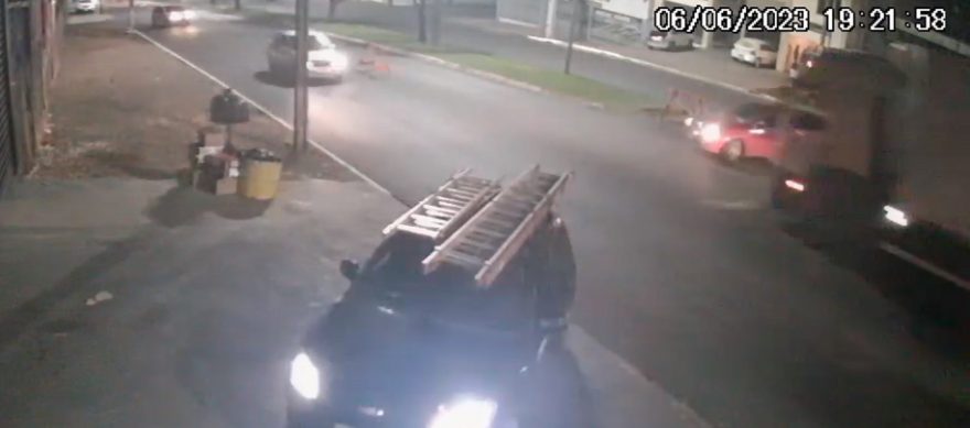 Câmeras de monitoramento registram acidente entre caminhão e carro na Avenida Rocha Pombo