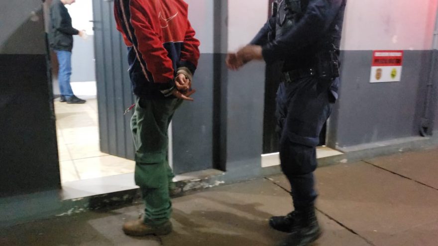Homem é detido após agredir e ameaçar a esposa no Parque São Paulo