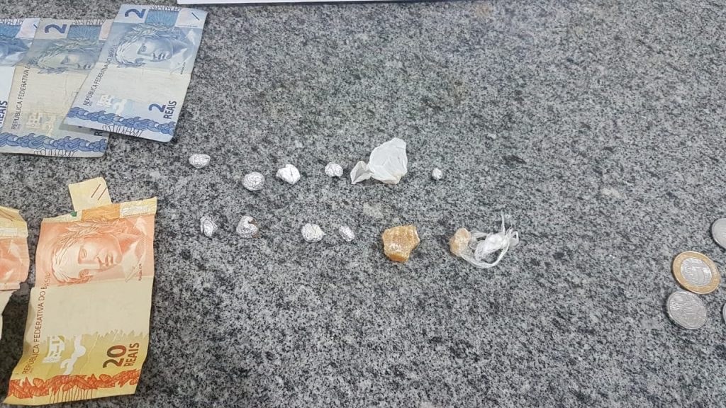 Menores são apreendidos com pedras de crack no centro de Cascavel Menores são apreendidos com pedras de crack no centro de Cascavel