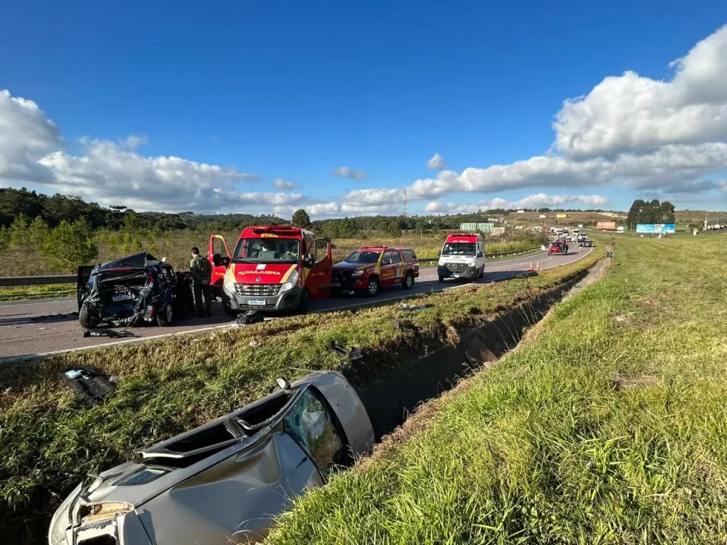 Engavetamento entre seis veículos deixa feridos em São Luiz do Purunã e helicóptero é chamado Engavetamento entre seis veículos deixa feridos em São Luiz do Purunã e helicóptero é chamado