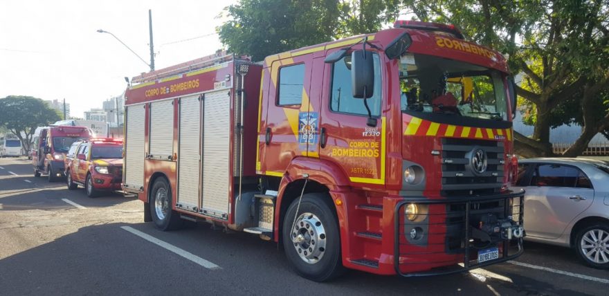 Moradores sofrem queimaduras após apagarem incêndio que começou em fogão de residência