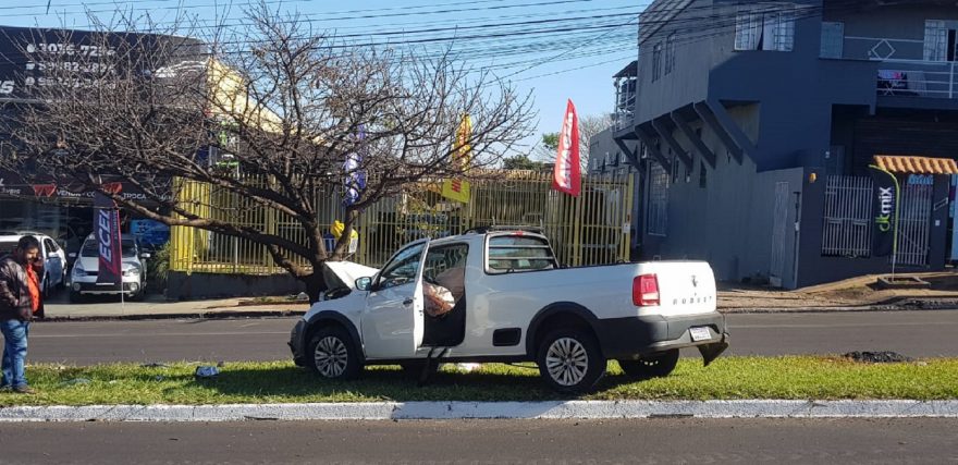 Saveiro colide contra árvore na Av. Rocha Pombo