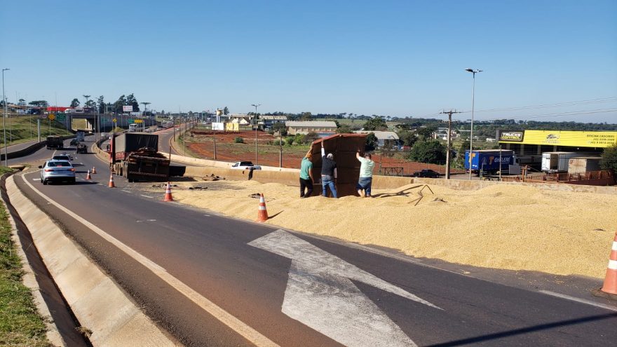 Fluxo é liberado no Trevo Cataratas após retirada de carreta