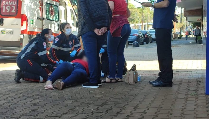Idosa passa mal após tropeçar no Centro