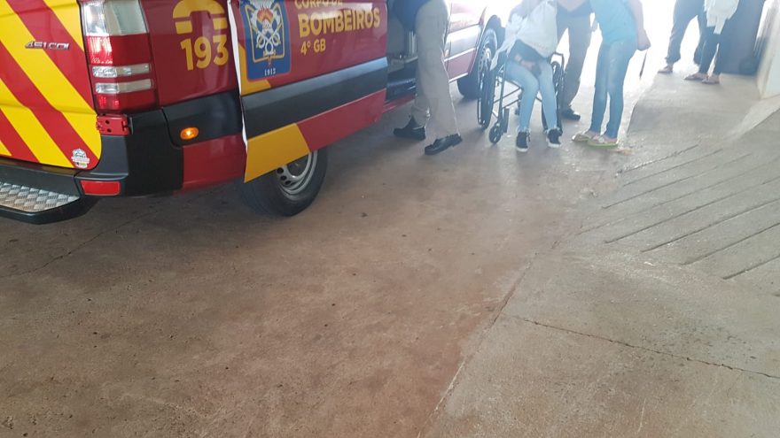 Jovem de 20 anos fratura a clavícula após sofrer queda de patinete