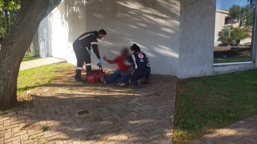 Samu socorre homem que estava caído em via pública