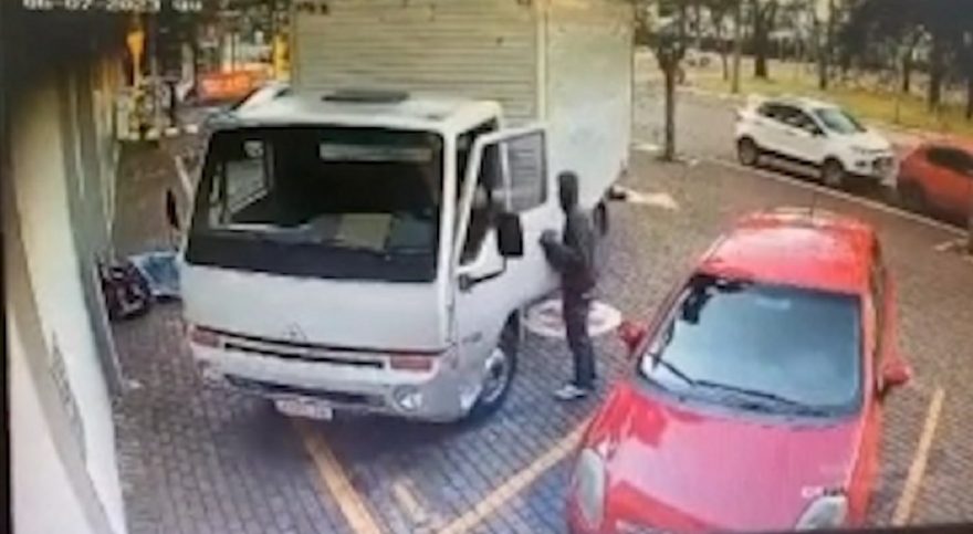 Ladrão abre porta de caminhão e furta carteira