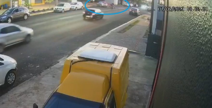 Câmera registra acidente que deixou motociclista ferido no Claudete