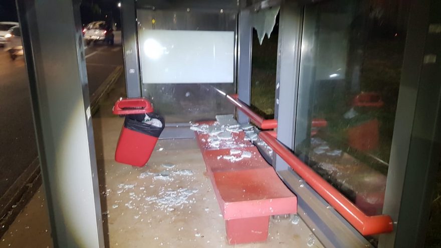Ponto de ônibus tem vidro estilhaçado na Av. das Pombas