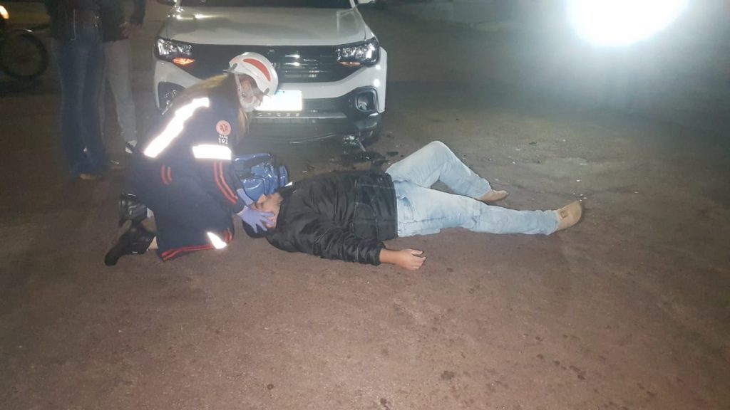 Vítima de colisão entre carro e moto é socorrida no Centro