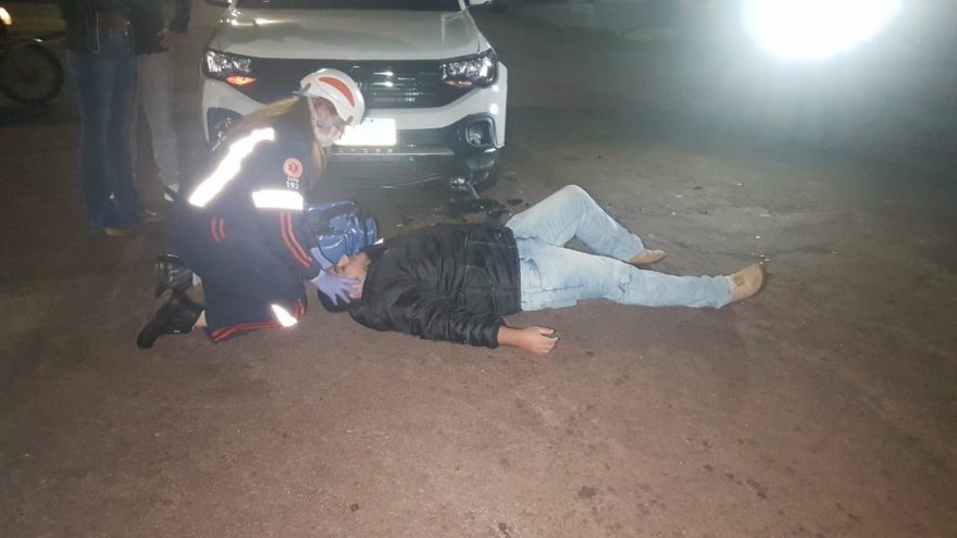 Vítima de colisão entre carro e moto é socorrida no Centro