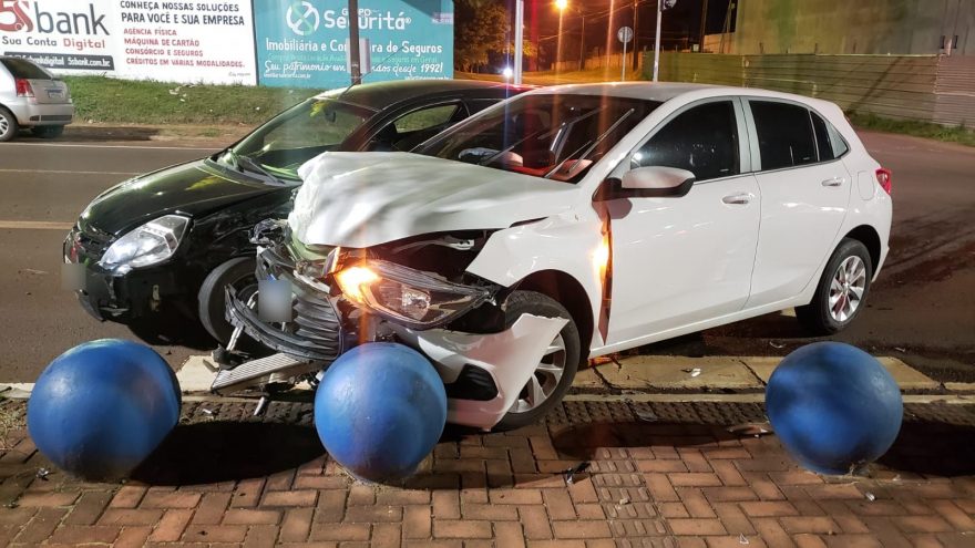 Ford Ka e Ônix se envolvem em colisão na Av. Barão do Rio Branco