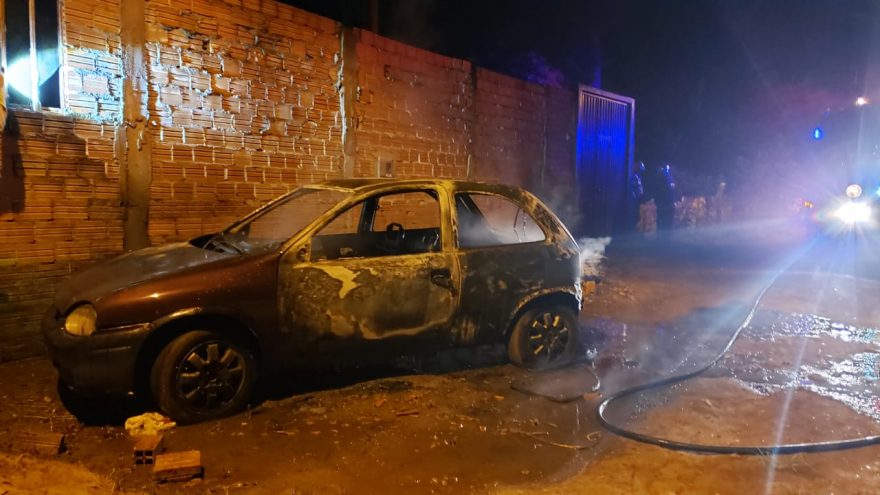 Corsa é totalmente destruído por fogo no Brasília
