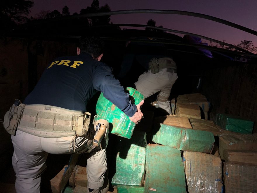 PRF apreende 4,6 toneladas de maconha em caminhão graneleiro em no Sudoeste