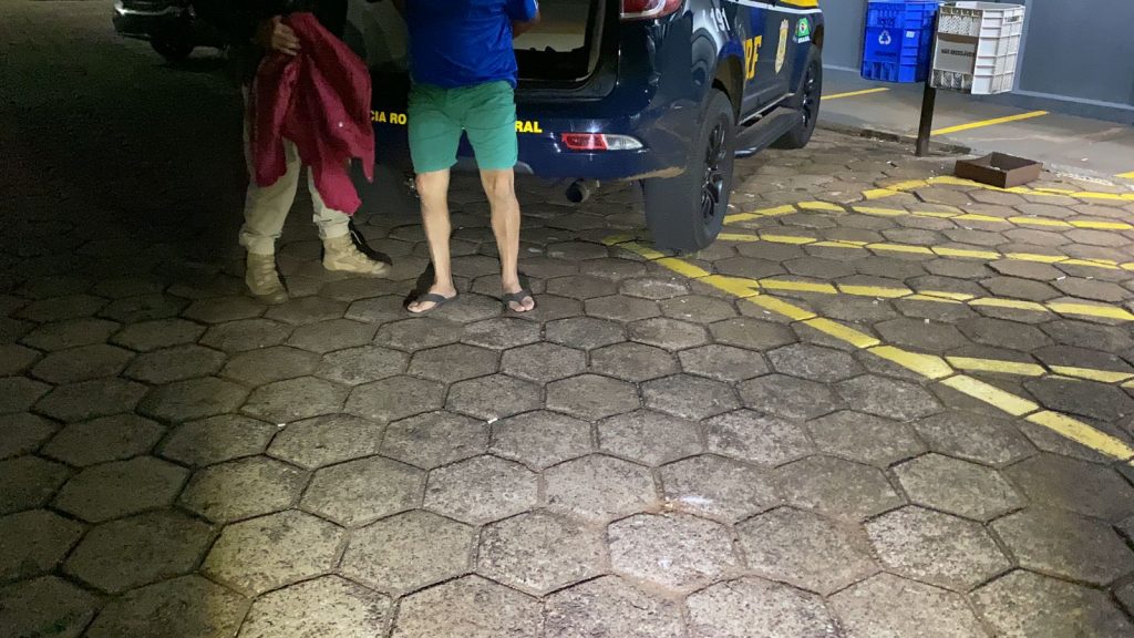Condutor é detido pela PRF por embriaguez ao volante Condutor é detido pela PRF por embriaguez ao volante
