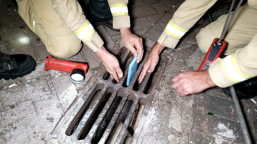 Bombeiros resgatam celular que caiu em bueiro no centro de Cascavel Bombeiros resgatam celular que caiu em bueiro no centro de Cascavel
