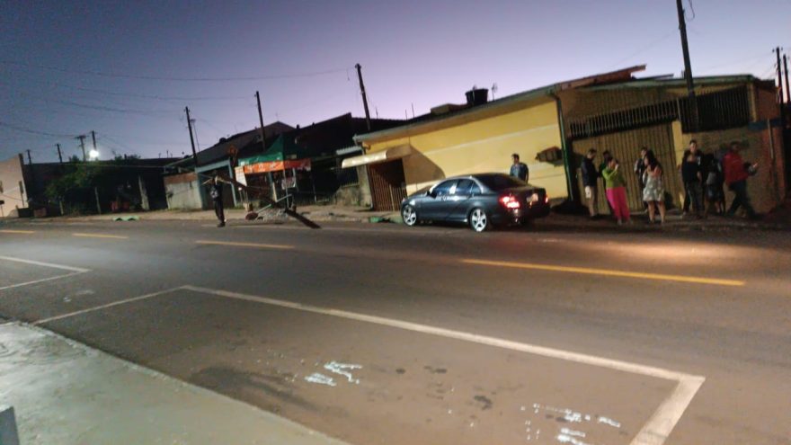 Poste é derrubado por Mercedes na Rua Ipanema e anteparo ainda é atingido por caminhonete