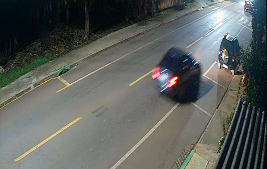 Vídeo mostra Mercedes batendo contra Ecosport antes de derrubar poste na Rua Ipanema