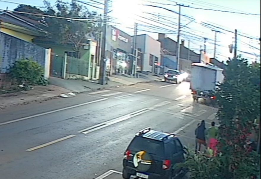 Imagem também mostra momento em que caminhonete bate contra poste que foi derrubado no Periolo