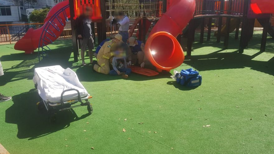 Criança cai de brinquedo na Praça Wilson Joffre e precisa ser socorrida pelo Siate
