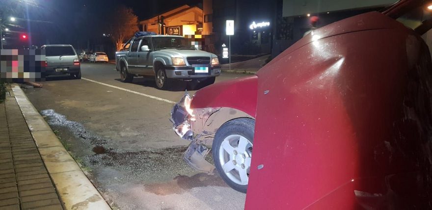 Acidente entre dois carros é registrado na Rua Santa Catarina