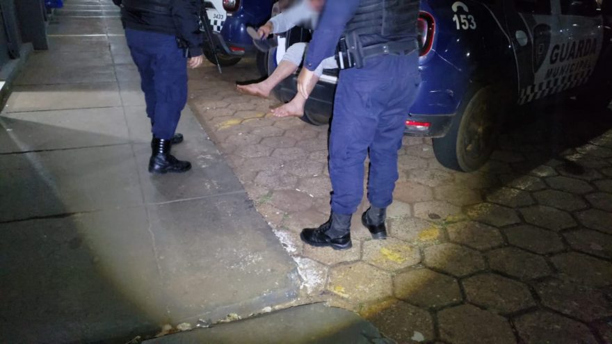 Durante briga, mulher é ameaçada pelo companheiro e pede ajuda da GM