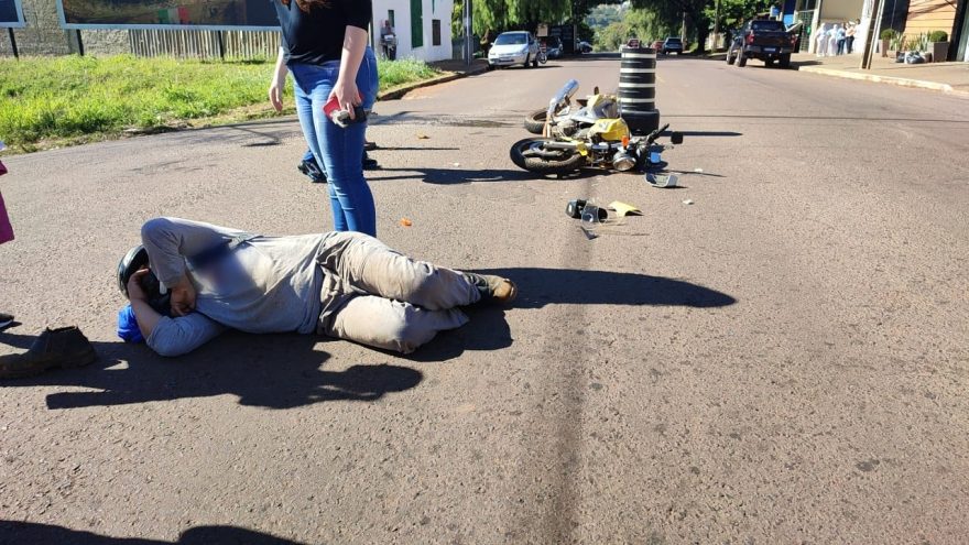 Motociclista fica ferido após colisão com carro na Rua Manaus