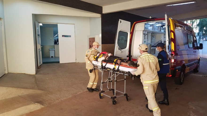 Homem é atropelado por caminhão enquanto motorista manobrava o veículo