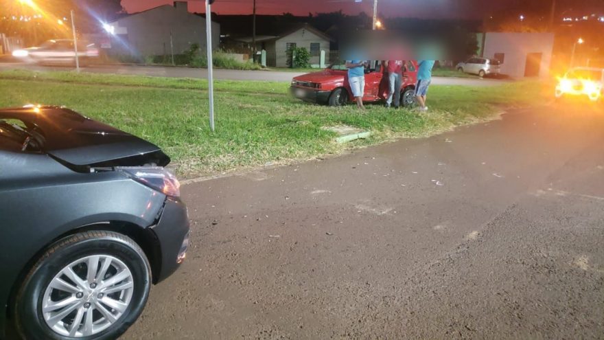 Cobalt e Fiat Uno se envolvem em acidente no Floresta
