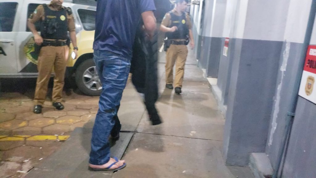 Homem quebra braço da companheira com martelo e ela fere ele com faca durante briga de casal no Cascavel Velho Homem quebra braço da companheira com martelo e ela fere ele com faca durante briga de casal no Cascavel Velho