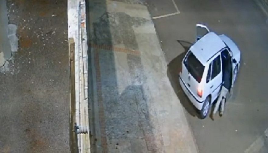 Gol placas AJJ-8834 foi furtado no Bairro Brasília; Ladrões são flagrados dando tranco no veículo