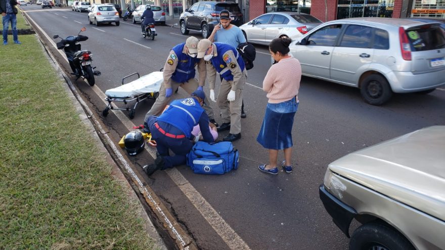 Mulher fica ferida em acidente entre moto e Fiat Uno na Av. Carlos Gomes