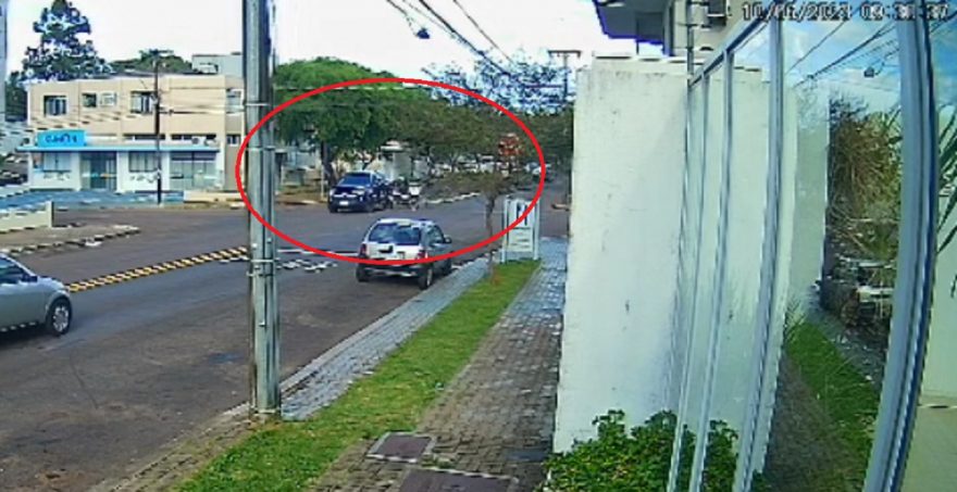 Veja o momento da colisão entre moto e S10 na Rua da Bandeira