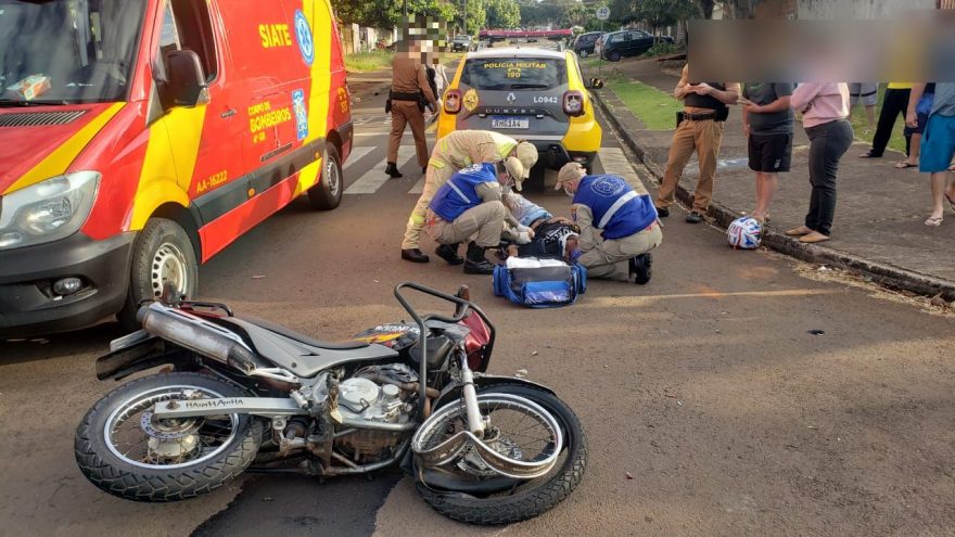 Motociclista fica ferido ao bater na lateral de viatura da PM
