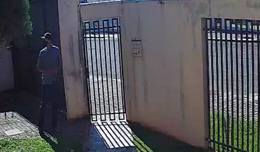 Imagens mostram ladrão arrombando residência no Maria Luiza e furtando objetos