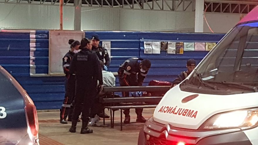 Homem em surto é atendido pelo Samu no Terminal Sul