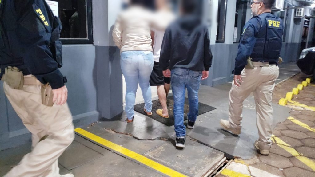 Trio que trazia droga a Cascavel é detido pela PRF com 2,5 kg de maconha no carro, na BR-277 Trio que trazia droga a Cascavel é detido pela PRF com 2,5 kg de maconha no carro, na BR-277