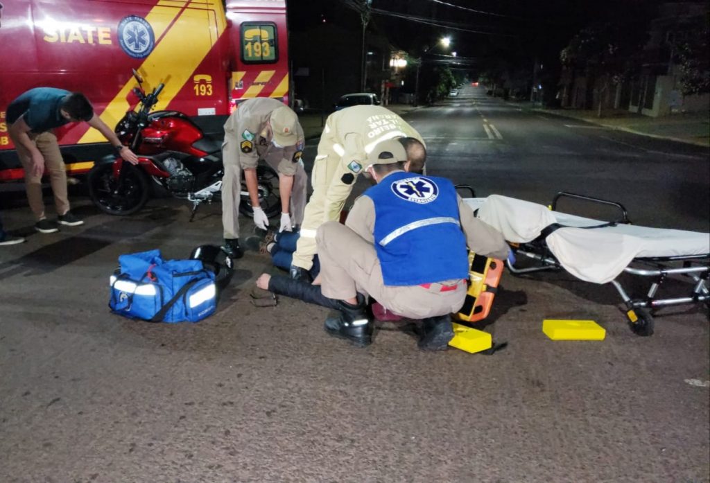 Jovem fica ferido em colisão entre moto e carro no centro Jovem fica ferido em colisão entre moto e carro no centro