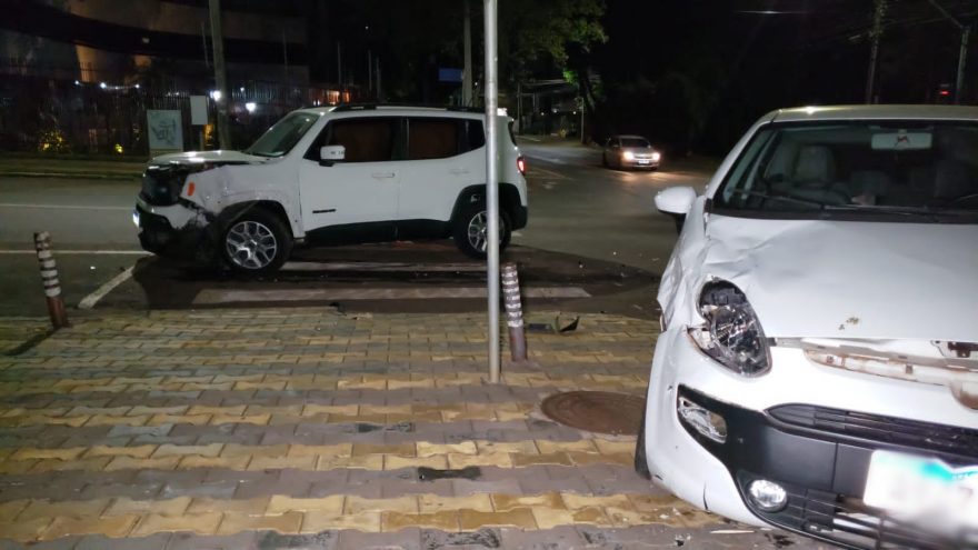 Punto e Renegade colidem em cruzamento com semáforo no centro de Cascavel