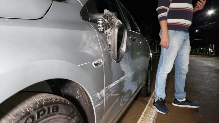 Motorista estaciona para verificar furo no pneu e Onix é atingido por outro veículo