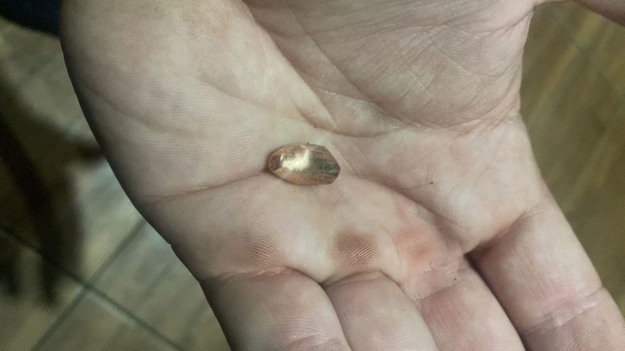 Disparos de arma de fogo atingem cozinha de residência no Universitário