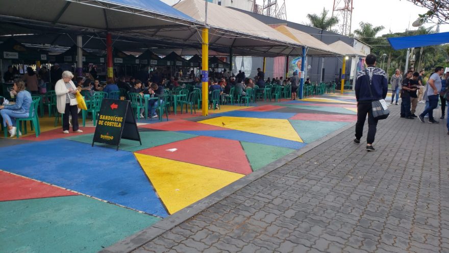 Com sol ou chuva, cascavelenses prestigiam a Feira do Teatro