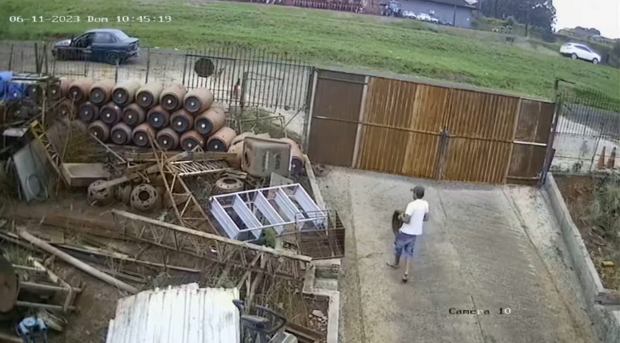 Câmera flagra ladrões furtando peças em ferro velho nas margens da BR-277