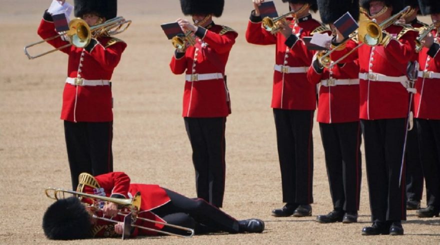 Guarda real desmaia de calor durante ensaio para aniversário do Rei da Inglaterra