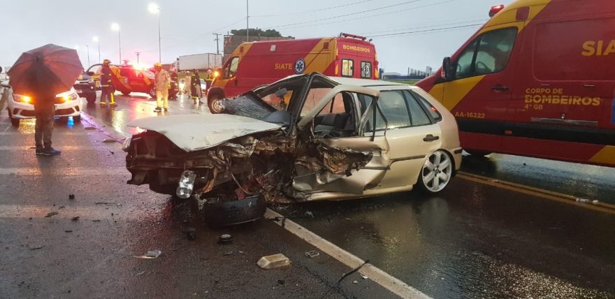 Gol e Clio se envolvem em forte colisão frontal na rodovia BR-277