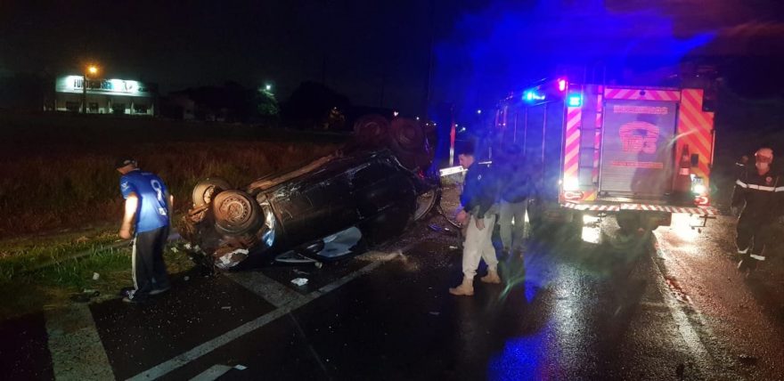 Capotamento deixa pai e filhos de 15 e um ano feridos na BR-369