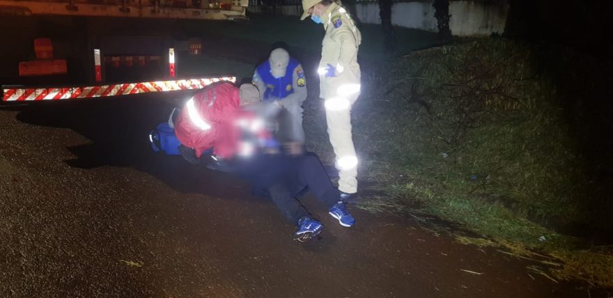 Motociclista fica ferido após bater em traseira de caminhão estacionado